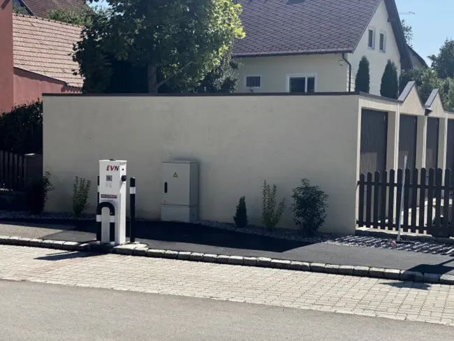 Gleich neben dem Gasthof Skilitz gibt es eine E-Ladestation